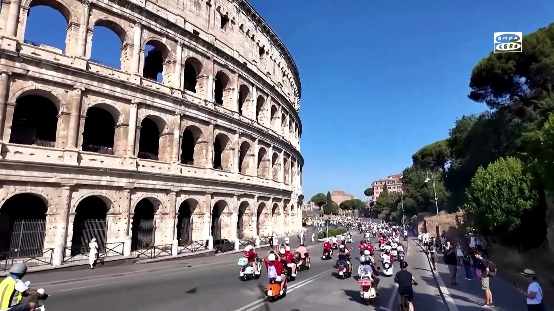 Miles de apasionados de la Vespa junto al Coliseo, Roma. Miles de apasionados de la Vespa junto al Coliseo, Roma.
