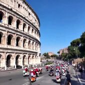 Miles de apasionados de la Vespa junto al Coliseo, Roma. 