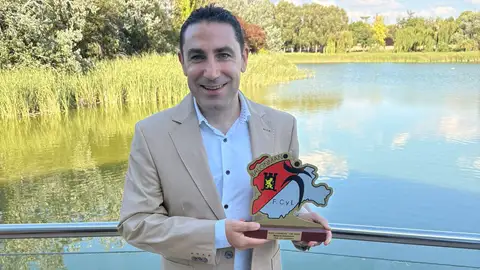 Roberto Benito, periodista de 'Onda Cero Salamanca', con la distinción recibida Roberto Benito, periodista de 'Onda Cero Salamanca', con la distinción recibida
