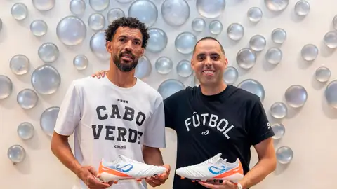 Vozinha (izq.), portero caboverdiano, junto con Santiago Halty Vozinha (izq.), portero caboverdiano, junto con Santiago Halty