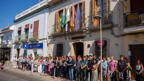 Mairena del Aljarafe ha decretado un día de luto por el crimen machista de Ana, de 44 años, a manos de su pareja Mairena del Aljarafe ha decretado un día de luto por el crimen machista de Ana, de 44 años, a manos de su pareja