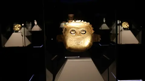 Una de las piezas de la exposición ‘El oro y el universo. Saberes indígenas de Colombia’, en el MARQ Una de las piezas de la exposición ‘El oro y el universo. Saberes indígenas de Colombia’, en el MARQ