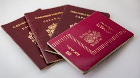 Varios pasaportes espa&ntilde;oles colocados sobre una mesa.