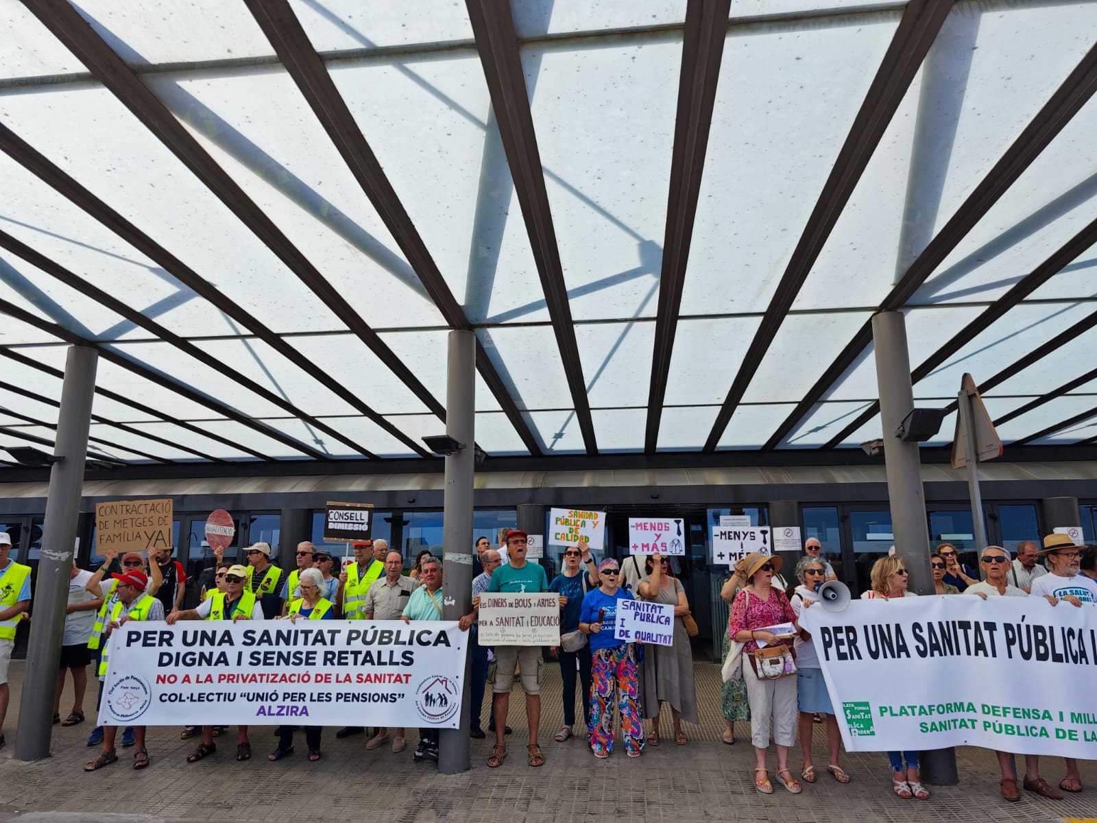 La Plataforma por la Sanidad Publica de La Ribera denuncia recortes en la planificación estival del Departamento de Salud de la comarca La Plataforma por la Sanidad Publica de La Ribera denuncia recortes en la planificación estival del Departamento de Salud de la comarca