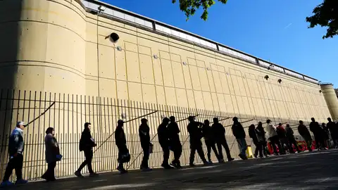 Personas que solicitan la regularización extraordinaria en España. Personas que solicitan la regularización extraordinaria en España.