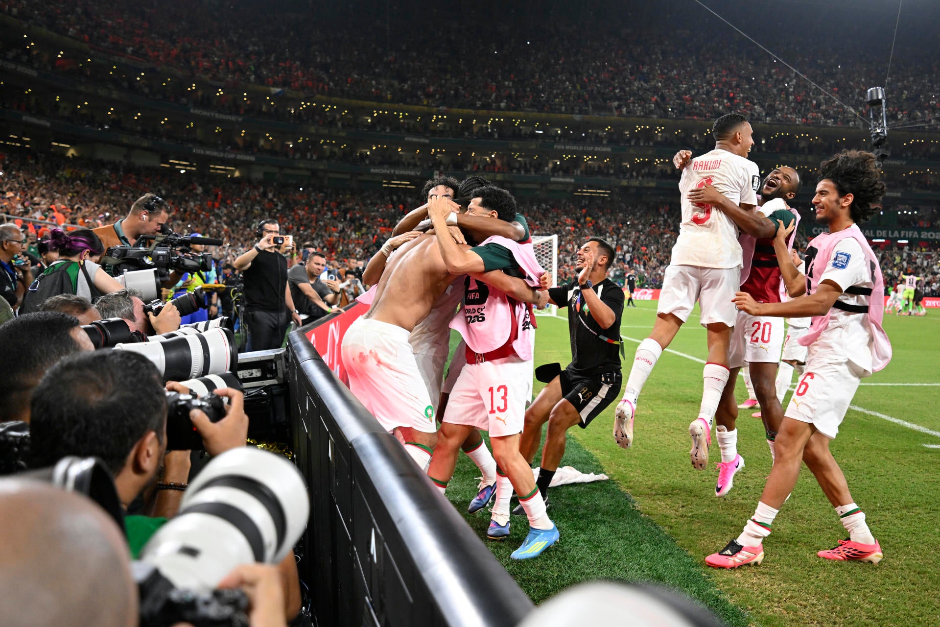 Jugadores de Marruecos celebran un gol este lunes, en un partido de los dieciseisavos de final del Mundial de la FIFA 2026 entre Países Bajos y Marruecos en el estadio BBVA en Monterrey (México). Jugadores de Marruecos celebran un gol este lunes, en un partido de los dieciseisavos de final del Mundial de la FIFA 2026 entre Países Bajos y Marruecos en el estadio BBVA en Monterrey (México).