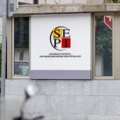 Control de acceso a la sede de la SEPI, en Madrid (España).
