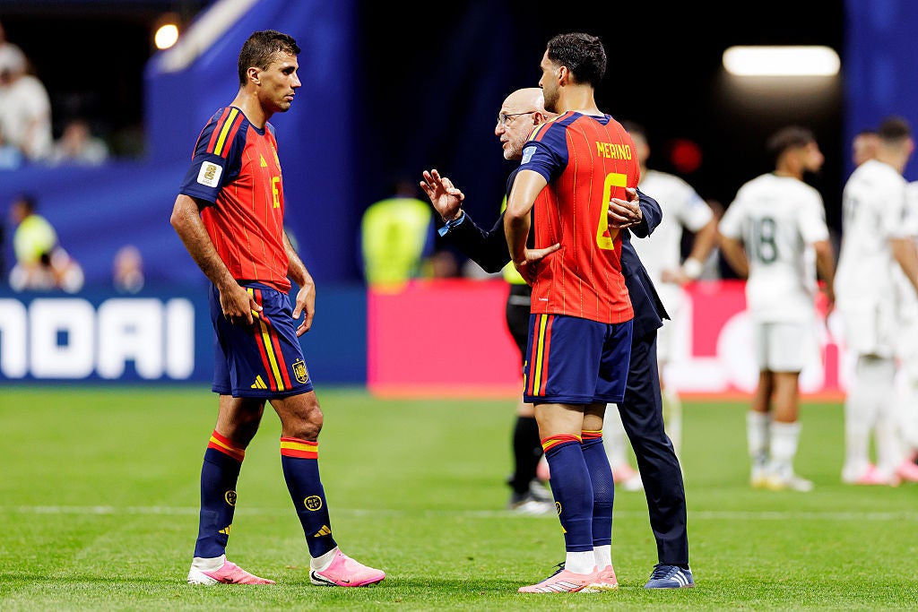 Luis de la Fuente da indicaciones a Rodri y Merino durante un partido del Mundial Luis de la Fuente da indicaciones a Rodri y Merino durante un partido del Mundial