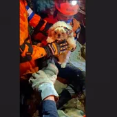Rescatan a un cachorro de entre los escombros de Venezuela Rescatan a un cachorro de entre los escombros de Venezuela
