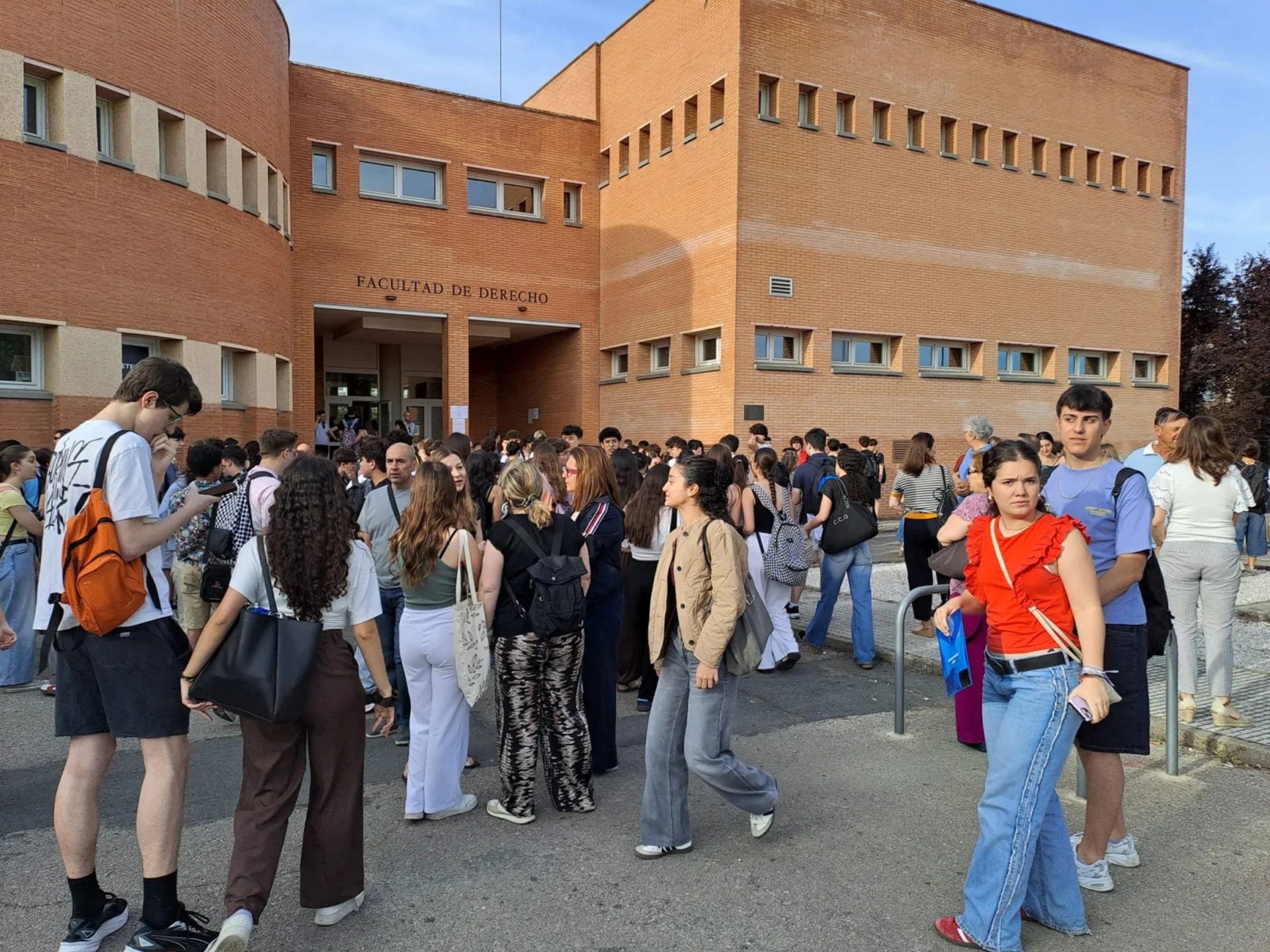 El Grado en Medicina de la UEx registra 22 solicitudes por plaza para el próximo curso, frente a las 29 del año pasado El Grado en Medicina de la UEx registra 22 solicitudes por plaza para el próximo curso, frente a las 29 del año pasado
