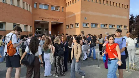 El Grado en Medicina de la UEx registra 22 solicitudes por plaza para el próximo curso, frente a las 29 del año pasado El Grado en Medicina de la UEx registra 22 solicitudes por plaza para el próximo curso, frente a las 29 del año pasado