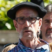 Foto de archivo, tomada el 04/04/2017, del exmiembro de ETA Josu Zabarte (i), junto al miembro de EH Bildu Pello Urizar/ EFE/ Javier Etxezarreta 