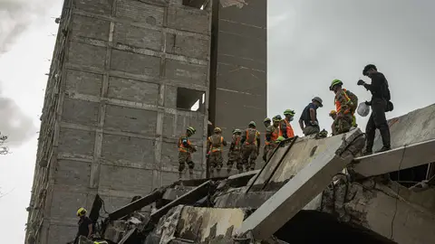 La esperanza y el desánimo caminan entre ruinas en Venezuela tras seis días de los terremotos La esperanza y el desánimo caminan entre ruinas en Venezuela tras seis días de los terremotos/ EFE/ Henry Chirinos