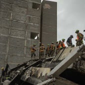 La esperanza y el desánimo caminan entre ruinas en Venezuela tras seis días de los terremotos/ EFE/ Henry Chirinos