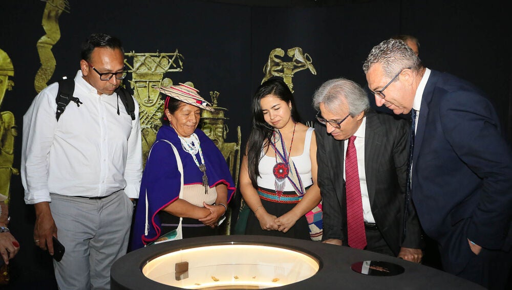 El presidente y el embajador visitan la muestra 