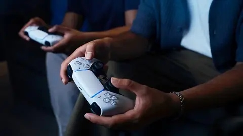 Persona jugando con un mando de PS5 Persona jugando con un mando de PS5