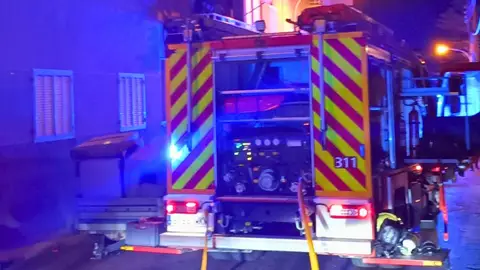 Dos guardias civiles fuera de servicio rescatan a un hombre tras un incendio en su casa en Cala Ratjada. Dos guardias civiles fuera de servicio rescatan a un hombre tras un incendio en su casa en Cala Ratjada.