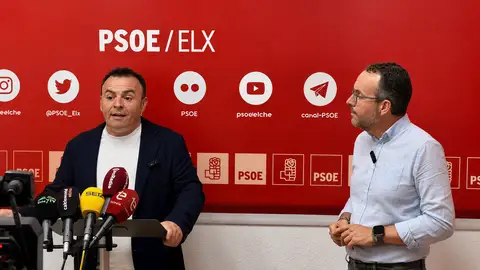 De izquierda a derecha: Ramón Abad y Héctor Díez, del PSOE de Elche. De izquierda a derecha: Ramón Abad y Héctor Díez, del PSOE de Elche.