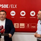 De izquierda a derecha: Ramón Abad y Héctor Díez, del PSOE de Elche.