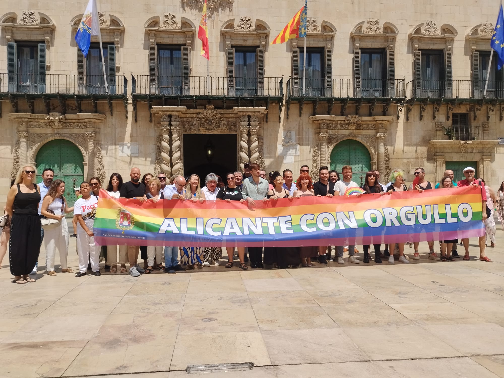 La corporación municipal de Alicante conmemora el Día del Orgullo en un acto institucional en el Salón Azul La corporación municipal de Alicante conmemora el Día del Orgullo en un acto institucional en el Salón Azul