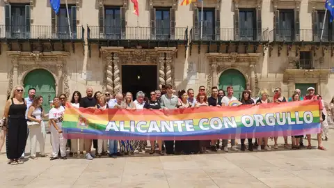 La corporación municipal de Alicante y el colectivo despliegan la bandera arco iris La corporación municipal de Alicante y el colectivo despliegan la bandera arco iris