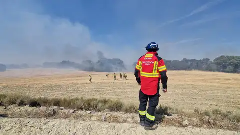 Los efectivos contra el fuego trabajan para estabilizar las llamas Los efectivos contra el fuego trabajan para estabilizar las llamas