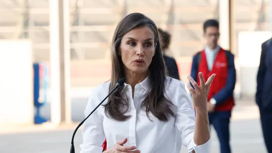 La reina Letizia despide en el aeropuerto de Barajas al equipo médico de emergencia de la AECID que se desplegará en Venezuela para atender a las víctimas de los terremotos. La reina Letizia despide en el aeropuerto de Barajas al equipo médico de emergencia de la AECID que se desplegará en Venezuela para atender a las víctimas de los terremotos.