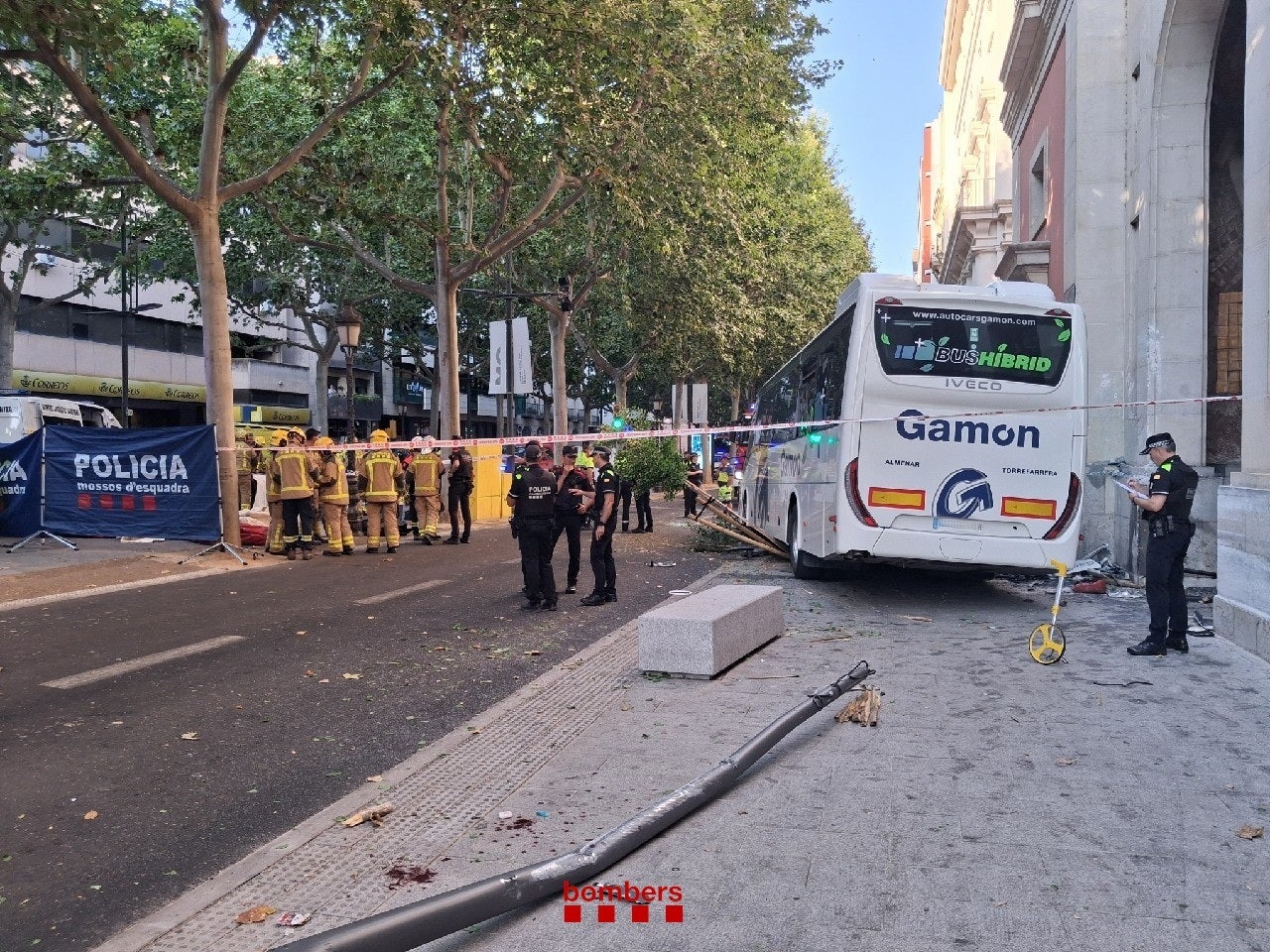 Autocar accidentado en la Rambla Ferran de Lleida. Autocar accidentado en la Rambla Ferran de Lleida.