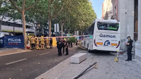 Autocar accidentado en la Rambla Ferran de Lleida. Autocar accidentado en la Rambla Ferran de Lleida.