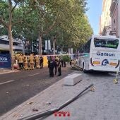 Autocar accidentado en la Rambla Ferran de Lleida.