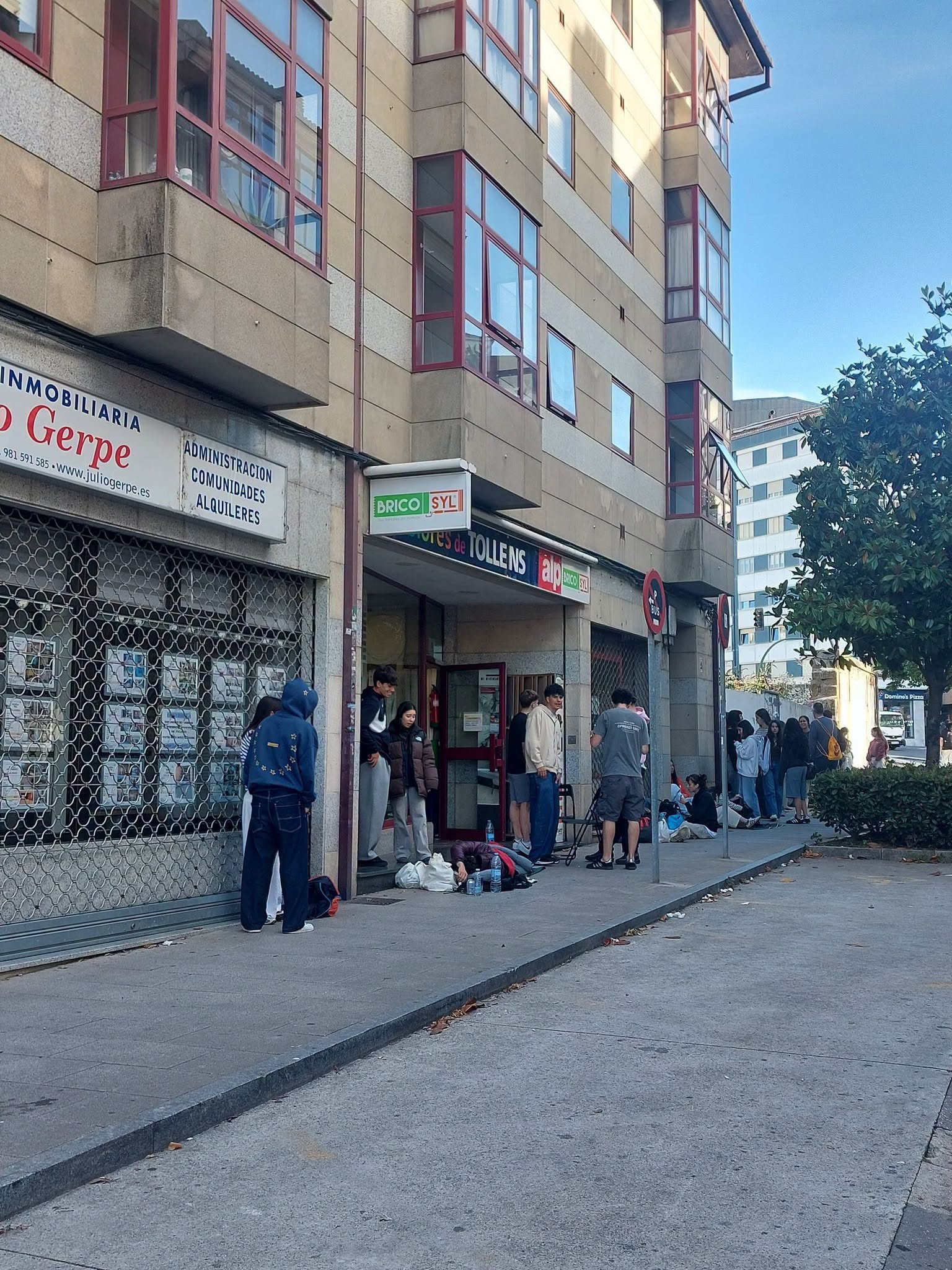 Decenas de estudiantes hacen cola desde la madrugada en Santiago para conseguir piso: "Llegamos a las 02.00 y hacemos turnos para descansar algo en plena calle" Decenas de estudiantes hacen cola desde la madrugada en Santiago para conseguir piso: "Llegamos a las 02.00 y hacemos turnos para descansar algo en plena calle"