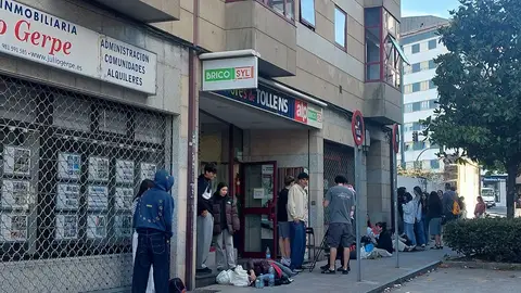 Decenas de estudiantes hacen cola desde la madrugada en Santiago para conseguir piso: "Llegamos a las 02.00 y hacemos turnos para descansar algo en plena calle" Decenas de estudiantes hacen cola desde la madrugada en Santiago para conseguir piso: "Llegamos a las 02.00 y hacemos turnos para descansar algo en plena calle"