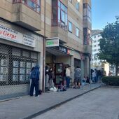 Decenas de estudiantes hacen cola desde la madrugada en Santiago para conseguir piso: "Llegamos a las 02.00 y hacemos turnos para descansar algo en plena calle"