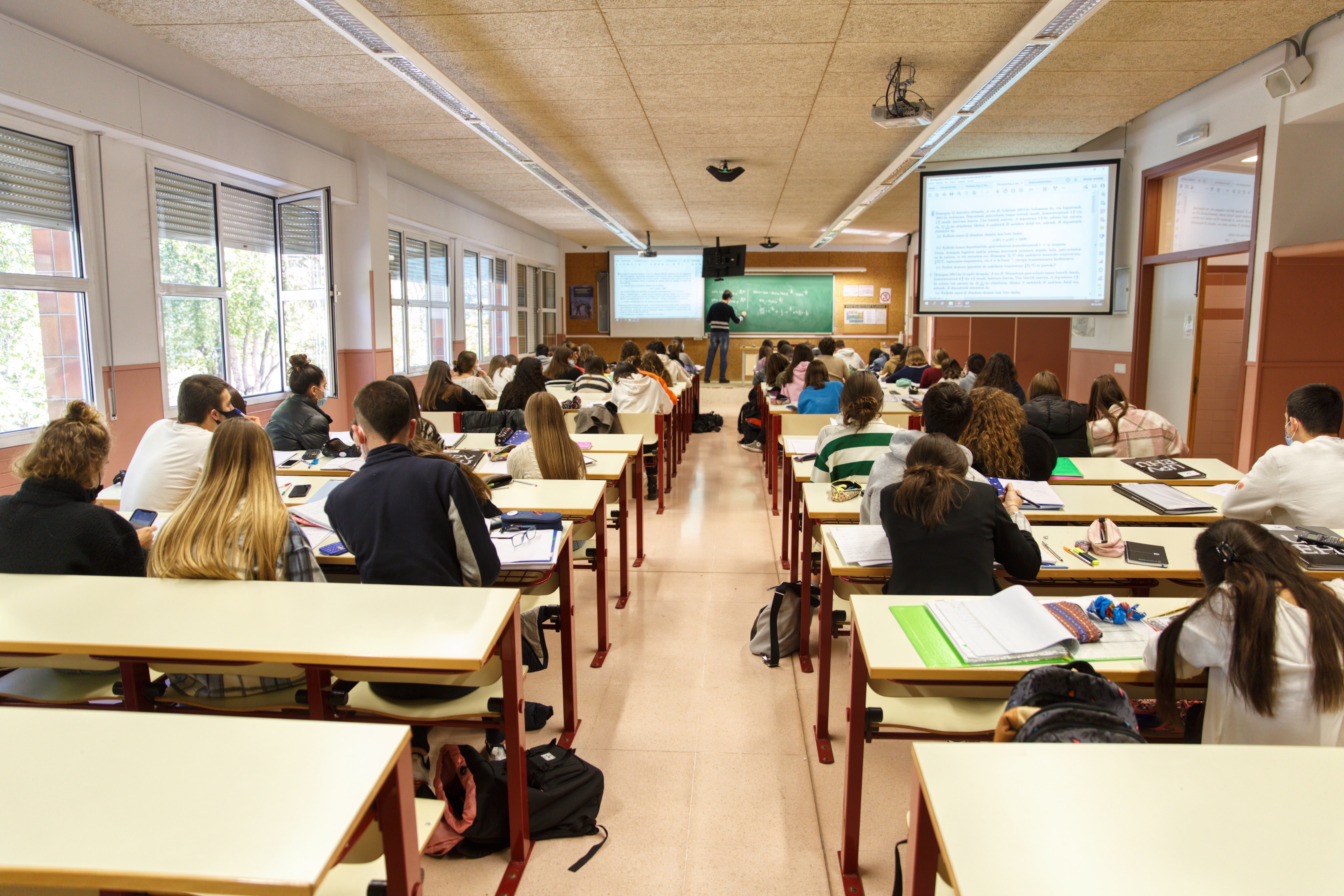 Escola estudia acciones judiciales contra Educación por "vulnerar el derecho a estudiar en valenciano" Escola estudia acciones judiciales contra Educación por "vulnerar el derecho a estudiar en valenciano"