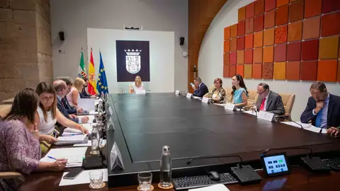 La Junta aprueba la construcción de un centro residencial en Torrejoncillo y completa el nuevo modelo de atención a personas mayores La Junta aprueba la construcción de un centro residencial en Torrejoncillo y completa el nuevo modelo de atención a personas mayores
