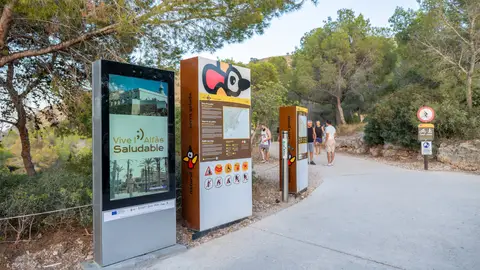 L’Alfàs culmina la instalación de dos paneles de información turística para mejorar la atención al visitante las 24 horas L’Alfàs culmina la instalación de dos paneles de información turística para mejorar la atención al visitante las 24 horas
