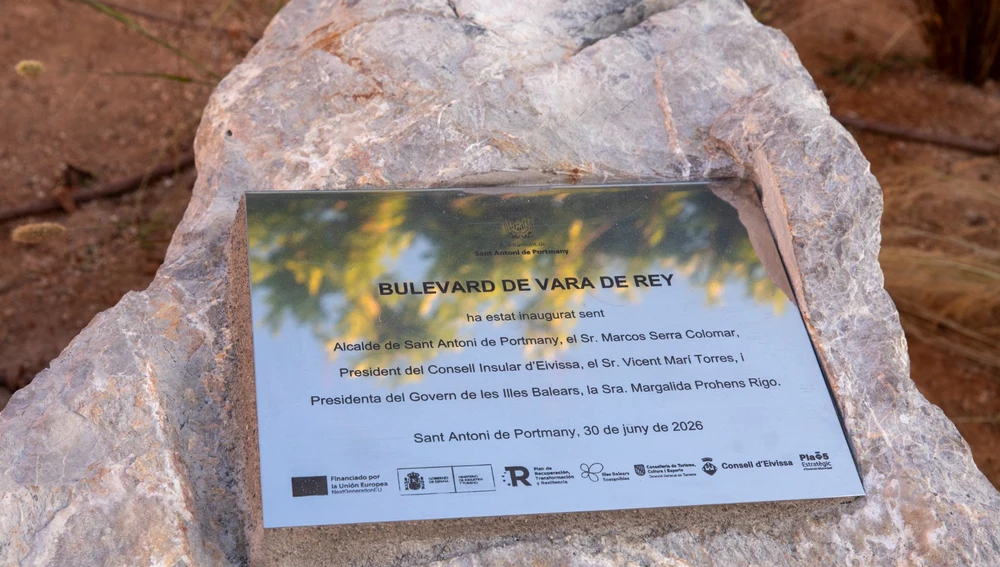Placa que informa sobre la inauguración del nuevo bulevar de Vara de Rey en Sant Antoni Placa que informa sobre la inauguración del nuevo bulevar de Vara de Rey en Sant Antoni