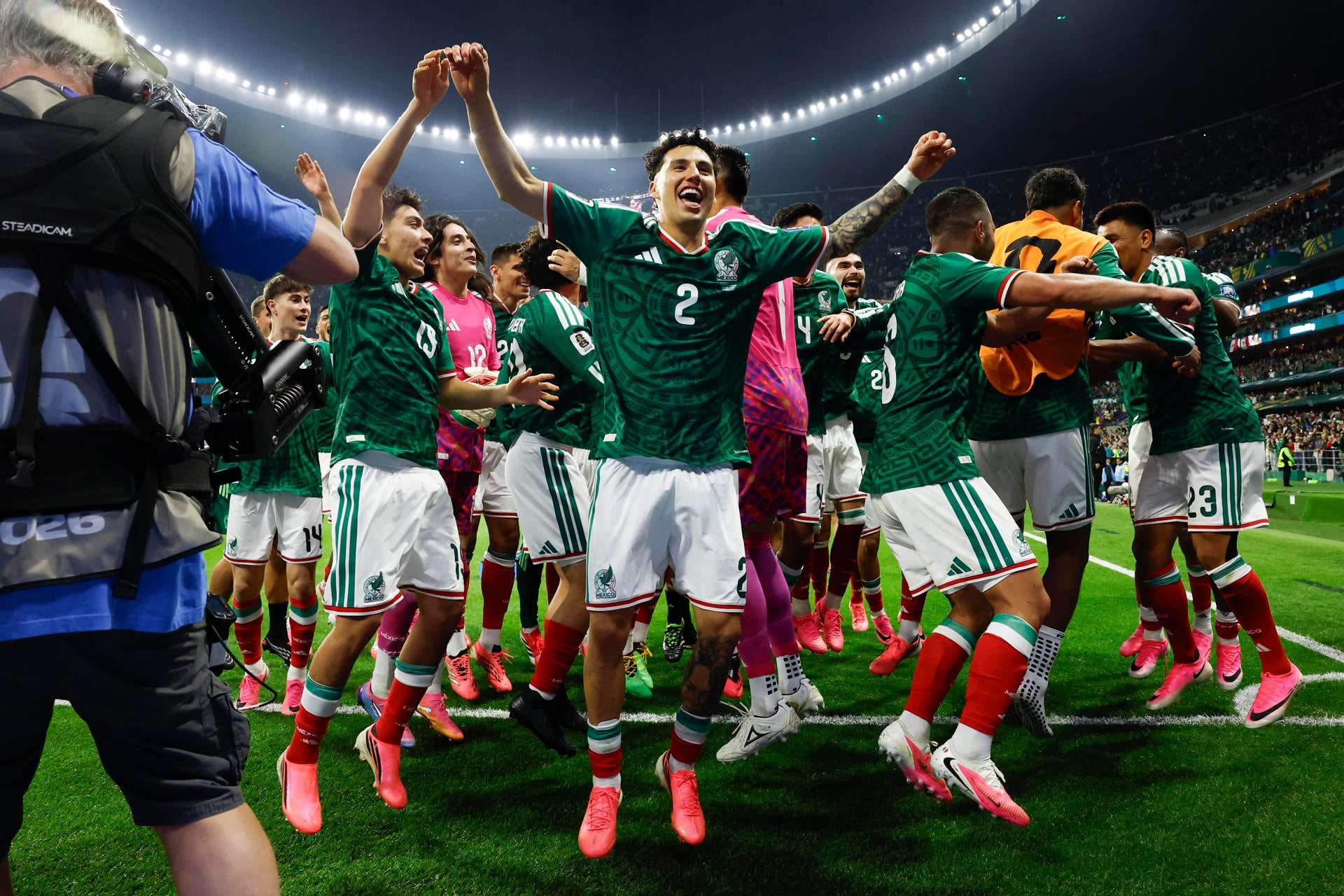 Jugadores de México celebran este martes, al terminar un partido de los dieciseisavos de final del Mundial de la FIFA 2026 entre México y Ecuador en el estadio Azteca, en Ciudad de México (México). Jugadores de México celebran este martes, al terminar un partido de los dieciseisavos de final del Mundial de la FIFA 2026 entre México y Ecuador en el estadio Azteca, en Ciudad de México (México).