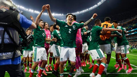 Jugadores de M&eacute;xico celebran este martes, al terminar un partido de los dieciseisavos de final del Mundial de la FIFA 2026 entre M&eacute;xico y Ecuador en el estadio Azteca​, en Ciudad de M&eacute;xico (M&eacute;xico).