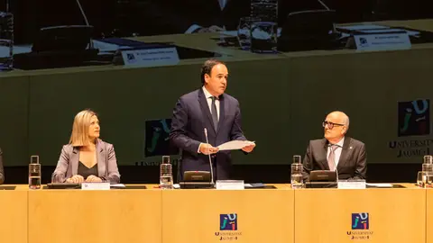 Pérez Llorca destaca en la UJI la estrategia del Consell para reforzar el sistema universitario Pérez Llorca destaca en la UJI la estrategia del Consell para reforzar el sistema universitario