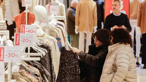 Dos mujeres buscan ofertas en una tienda en Valencia. Dos mujeres buscan ofertas en una tienda en Valencia.