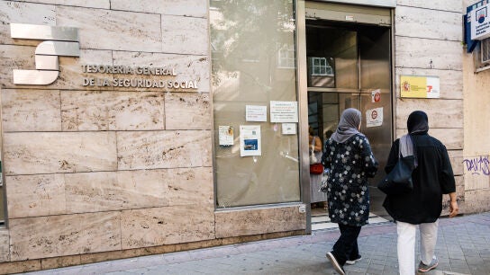 Dos personas acudiendo a la Tesorer&iacute;a General de la Seguridad Social, a d&iacute;a 30 de junio, un d&iacute;a antes de vencer el plazo.