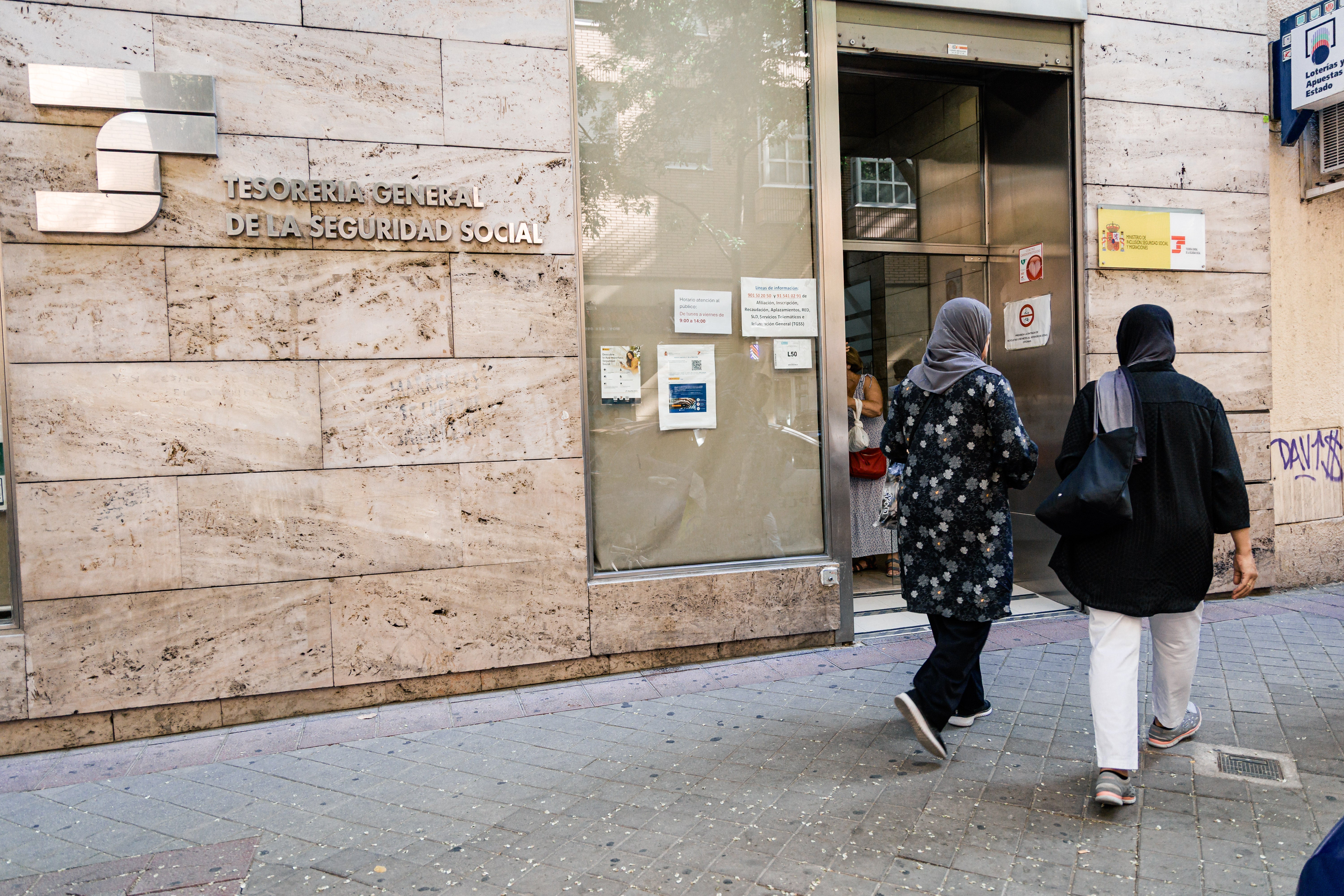 Dos personas acudiendo a la Tesorería General de la Seguridad Social, a día 30 de junio, un día antes de vencer el plazo. Dos personas acudiendo a la Tesorería General de la Seguridad Social, a día 30 de junio, un día antes de vencer el plazo.