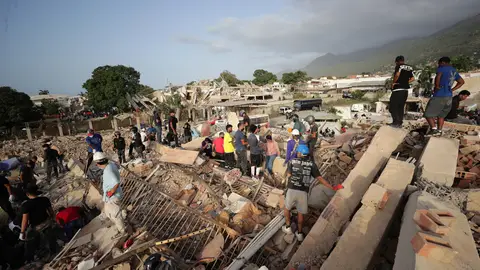 Personas realizan labores de búsqueda en una zona afectada por un terremoto, este viernes en La Guaira (Venezuela).. Personas realizan labores de búsqueda en una zona afectada por un terremoto, este viernes en La Guaira (Venezuela).. EFE/ Ronald Peña R