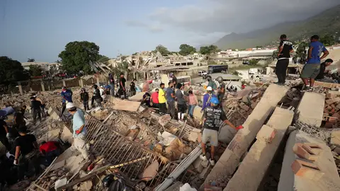 Personas realizan labores de búsqueda en una zona afectada por un terremoto, este viernes en La Guaira (Venezuela).. Personas realizan labores de búsqueda en una zona afectada por un terremoto, este viernes en La Guaira (Venezuela).. EFE/ Ronald Peña R