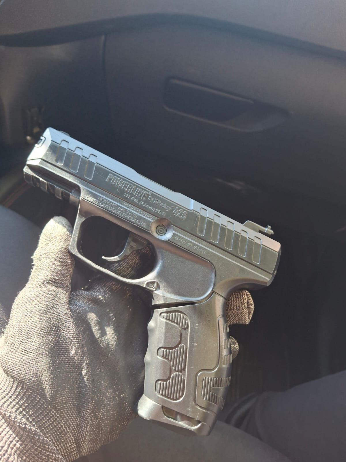 La Policía Local de Elche detiene a un hombre por amenazar a varias personas con una pistola de aire comprimido La Policía Local de Elche detiene a un hombre por amenazar a varias personas con una pistola de aire comprimido