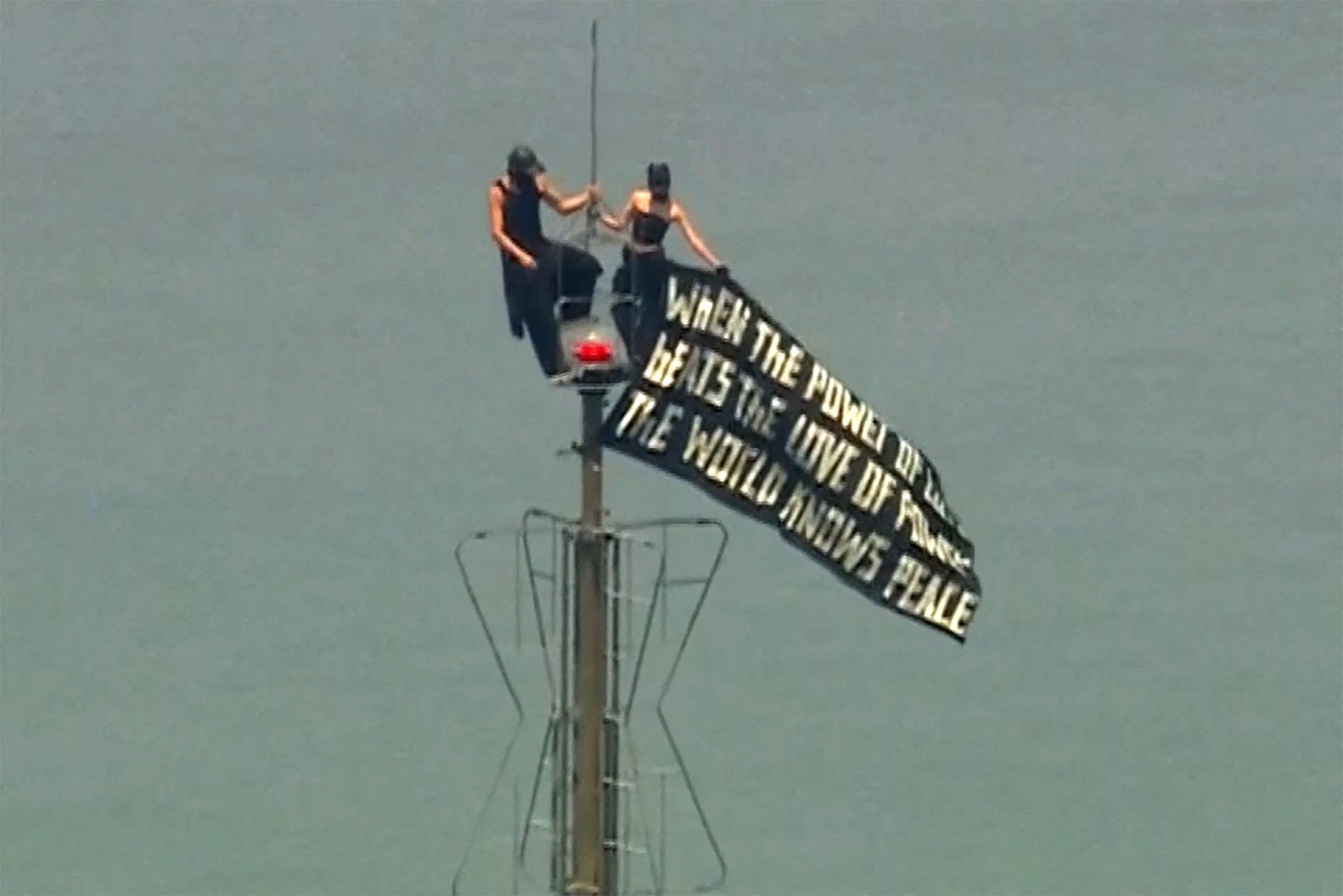 Dos encapuchados y una pancarta por "la paz mundial": la surrealista pedida de matrimonio en la cima del Empire State Dos encapuchados y una pancarta por "la paz mundial": la surrealista pedida de matrimonio en la cima del Empire State