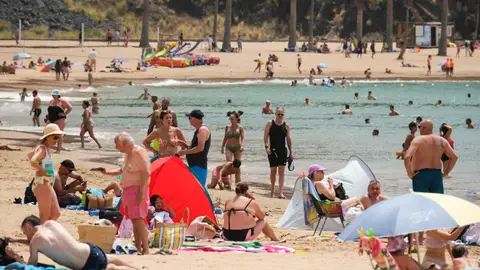 En la imagen, un grupo de personas este martes en la playa de Las Teresitas, en Santa Cruz de Tenerife. En la imagen, un grupo de personas este martes en la playa de Las Teresitas, en Santa Cruz de Tenerife. EFE/Alberto Valdés