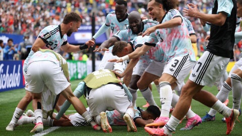 Los jugadores de B&eacute;lgica celebran el penalti marcado por Tielemans