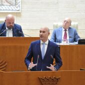 PP y Vox aprueban una propuesta en la Asamblea para instar a Pedro Sánchez a convocar elecciones generales
